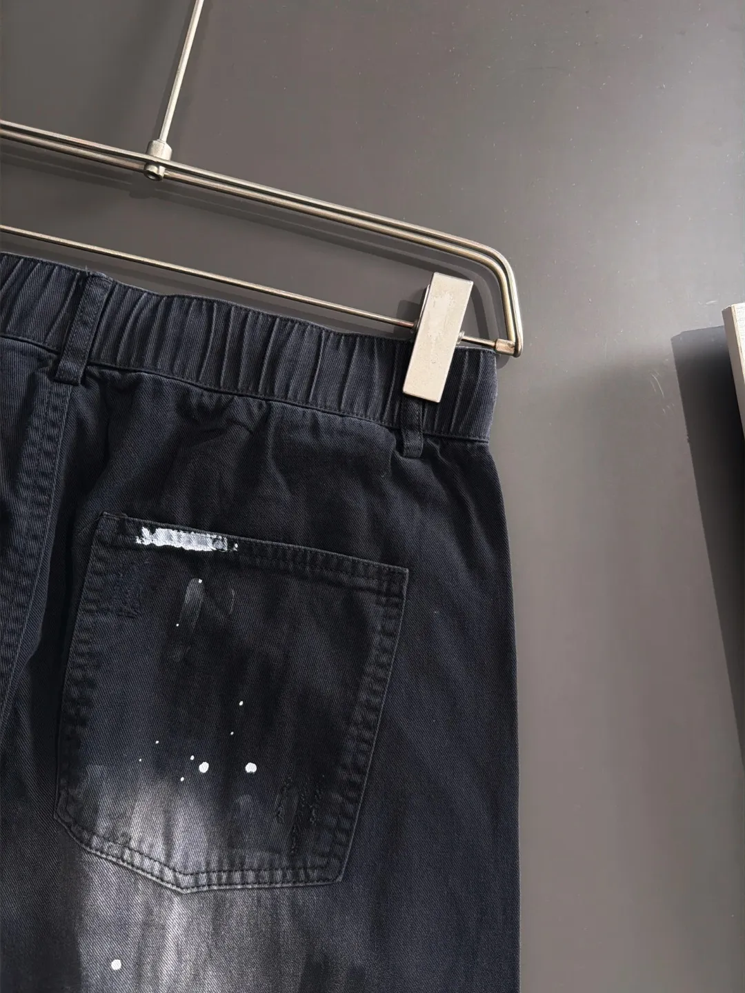 The next day shipped P195 Balenciaga 2026 summer New Arrival elastic casual pants, counter custom fabric Breathable high comfort, impeccable details, brand elements design concept, reflecting high quality. The hand feels delicate and soft! Casual cuts and awesome upper body! Sizes: S-3XL